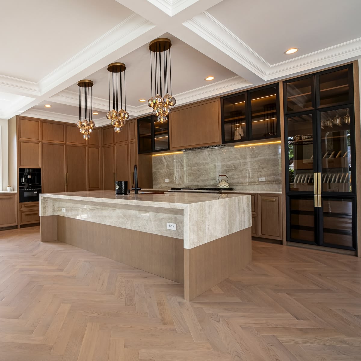 Cocina de mármol con isla central y carpintería a medida, proyecto Casa MR en Monterrey